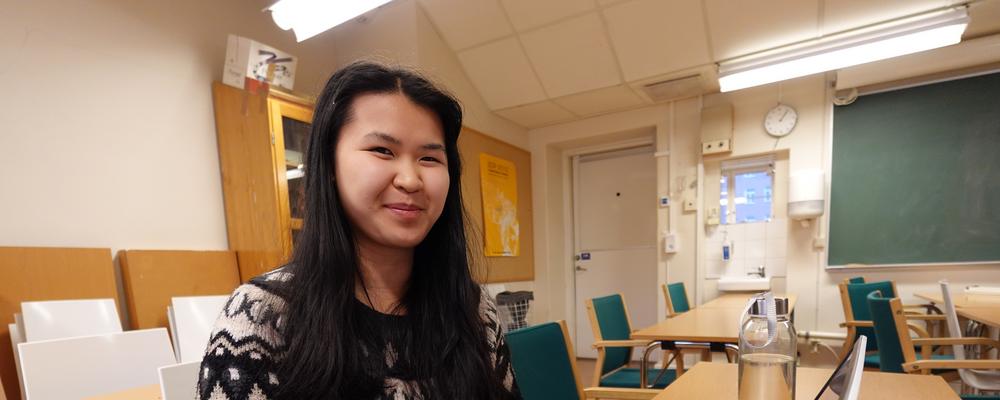 Bild på student som sitter med sin laptop i ett klassrum