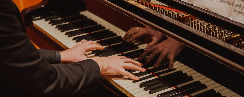 Händer på ett piano