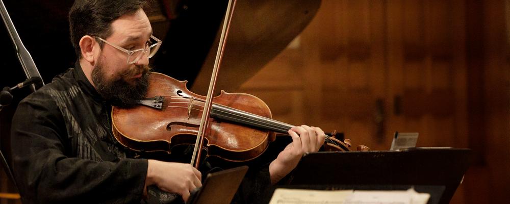 Flera personer med fioler