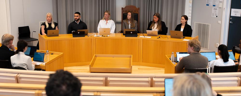 Studenter under rättegångsspelet