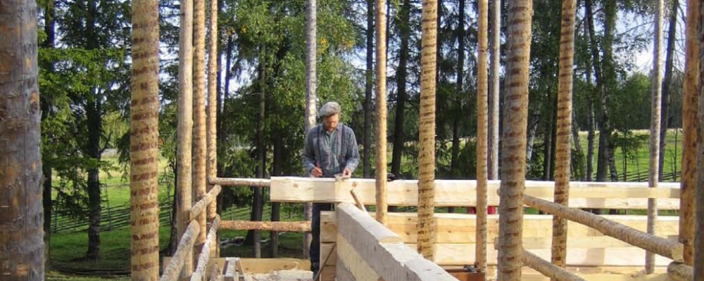 Man på träställning