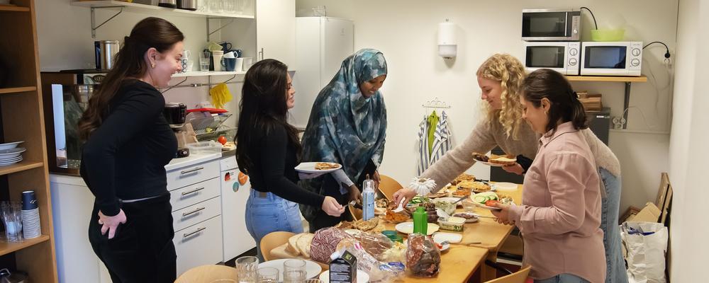 Student i ett fikarum på en arbetsplats.