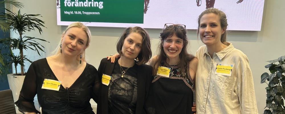 Studenter på scenen på Göteborgs Stadsbiblioteket