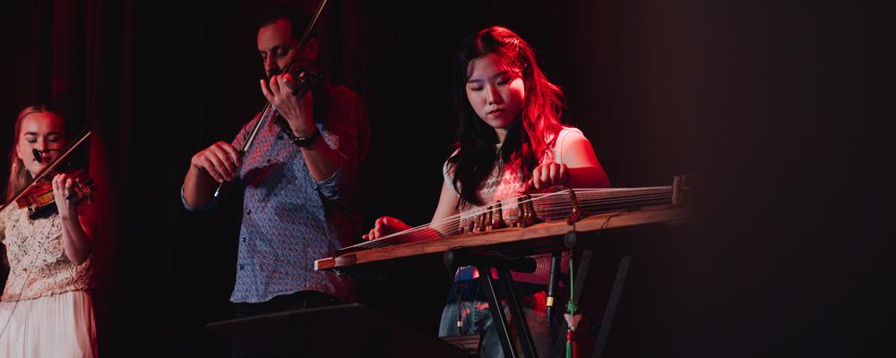 Tre musiker på scen