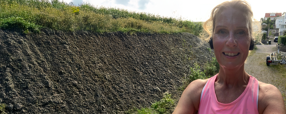 Angela Bång står i löparkläder i ett skogslandskap