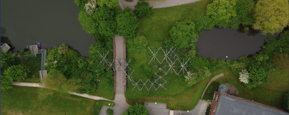 En bild på konstverket fontänen i grönska sett från ovan