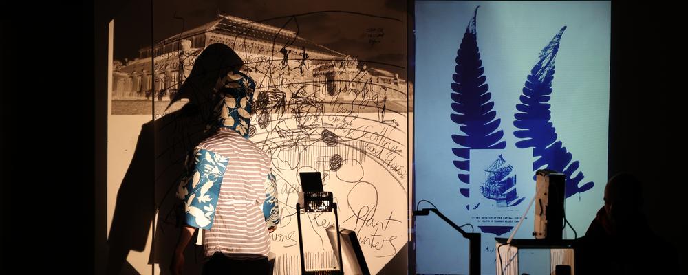 Bild från verket Almost Nothing But Blue Ground av Tom Pope och Matthew Benington.