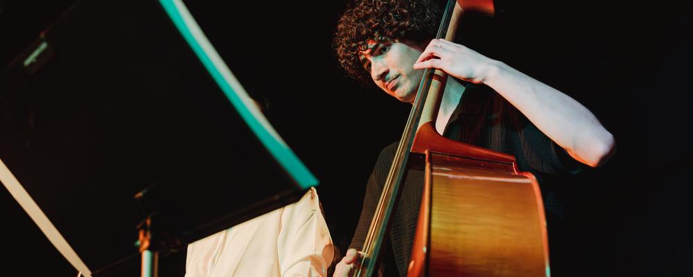 En person spelar kontrabas