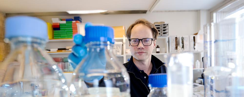 Manlig forskare i labbrock i laboratoriet