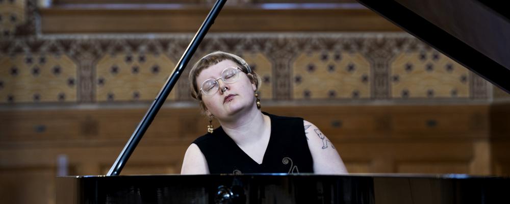 En person spelar på en flygel