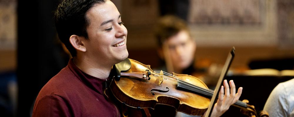 En person spelar fiol