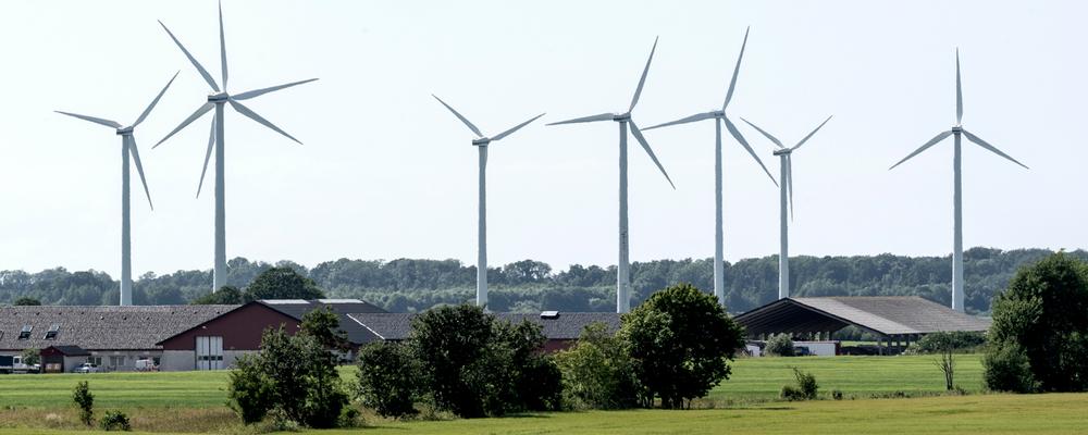 Vindkraftverk vid en bondgård