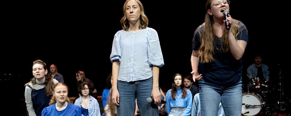 Två personer sjunger