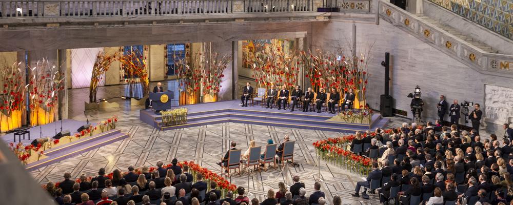 Publik sittandes i en sal inför prisceremoni.