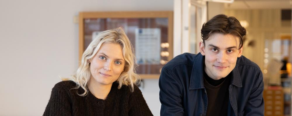 Foto på Lydia och Caspian i korridorsmiljö