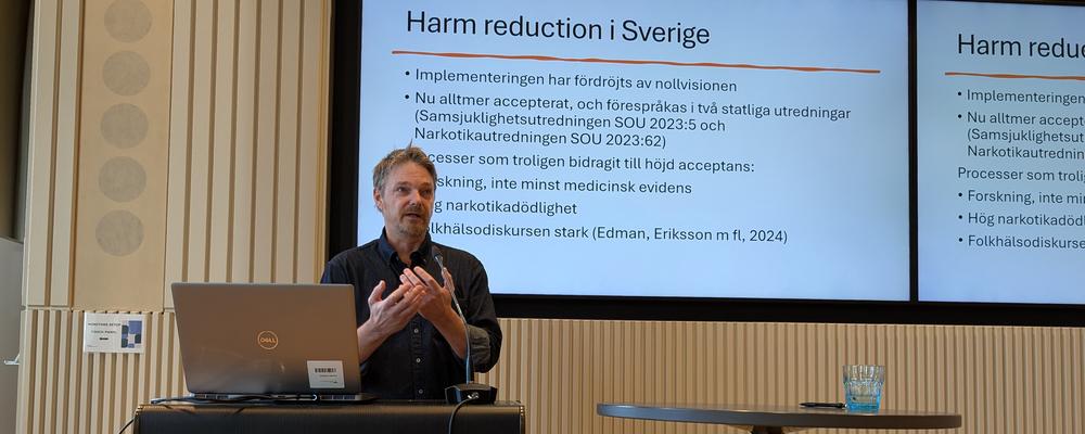Bilden visar forskaren Jonas Stålheim under konferensen den 10 oktober 2025.