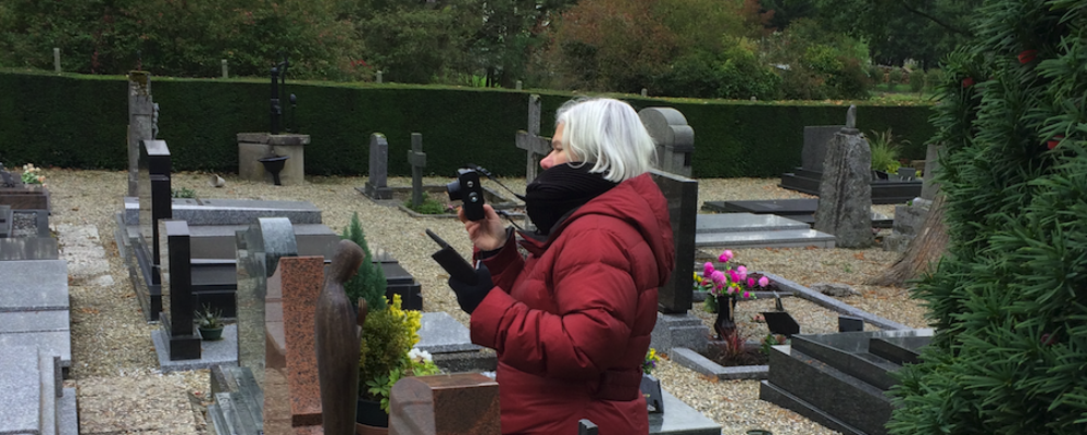Forskaren Katharina Vajta på en fransk kyrkogård