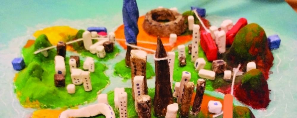 En miniatyrstad byggd i färgglad lera.