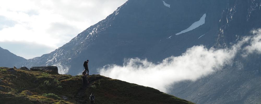 En person vandrar i fjällen. 