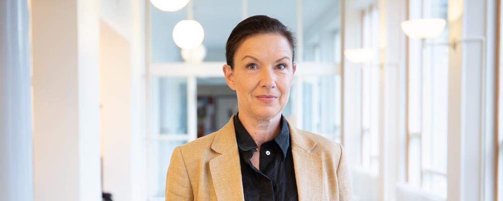 Jeanette Hauff i korridor på Handelshögskolan