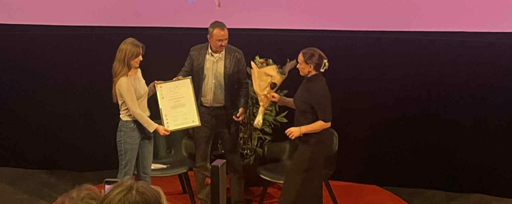 Bild på Johanna när hon får sitt pris