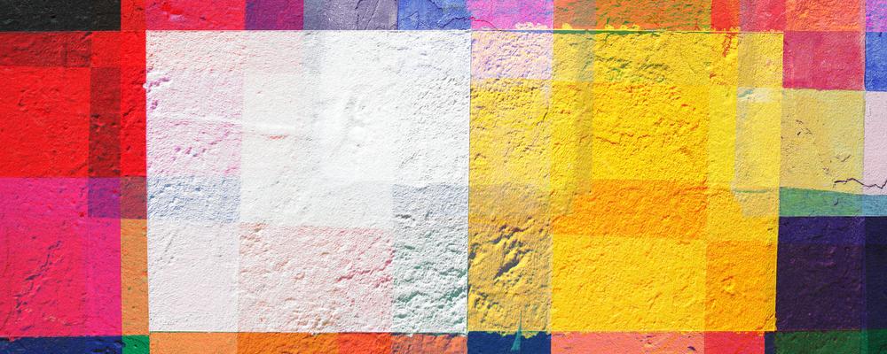 En väggmålning med rutor i olika färger.