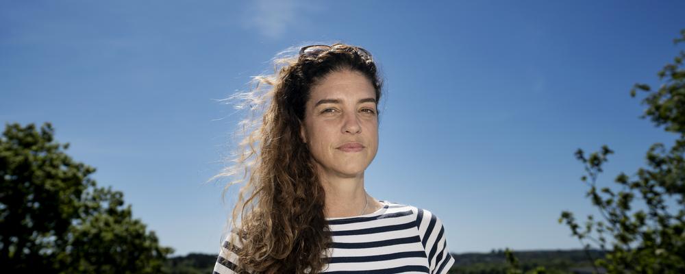 Porträttbild på Bethanie Carney Almroth mot en blå himmel