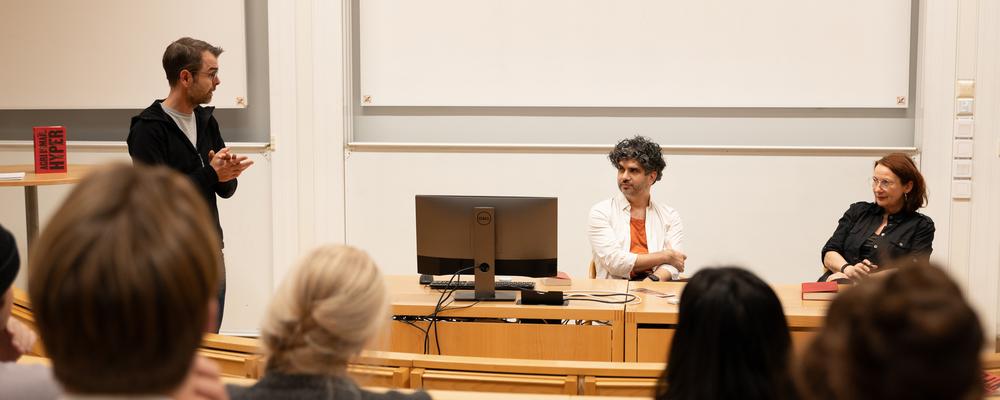 Oskar, Ann och Agri i klassrummet. 