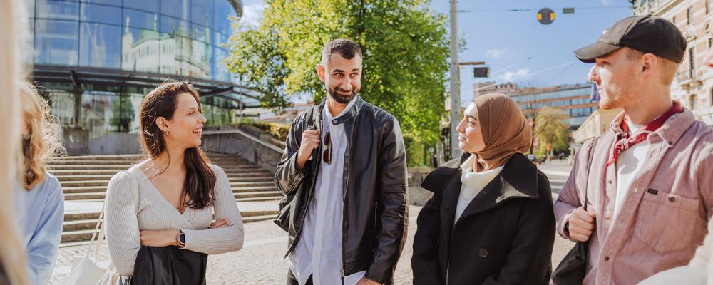 Studenter utanför A-huset på Pedagogen