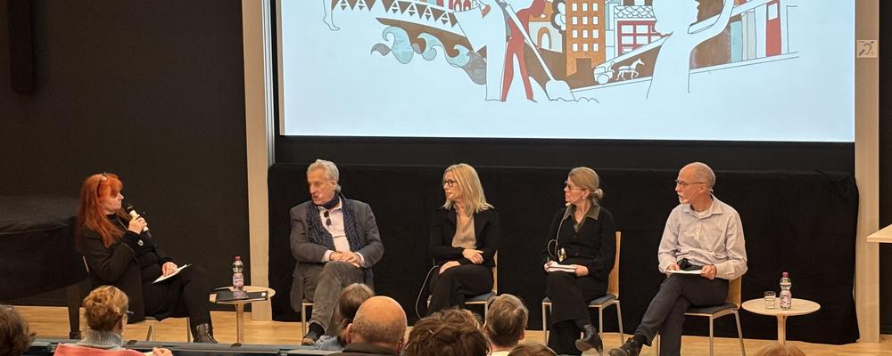 Lena Ulrika Rudeke ledde paneldiskussionen med talarna Lars Trägårdh, Karin Nilsson, Åsa Arping och Cornelius Holtorf vid 2025 års Forum kulturarv: kultur(arvs)kanon. 