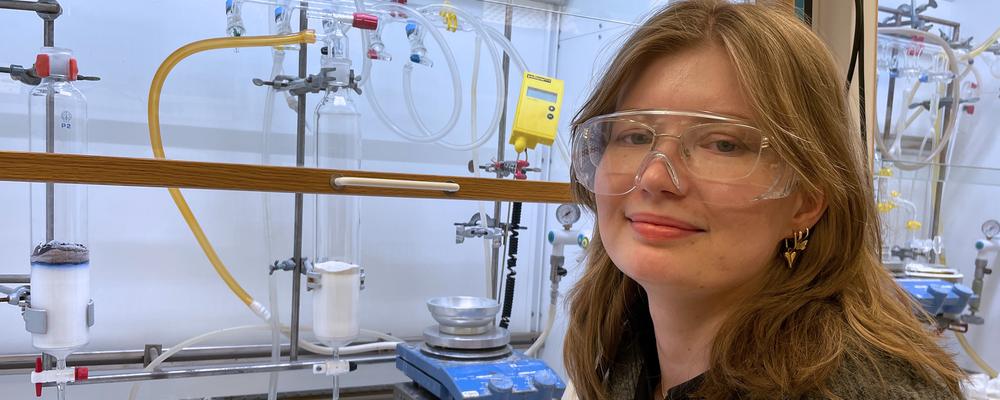 Wilma Yhlen i laboratoriet