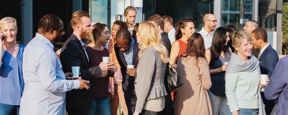 Personer som minglar i utomhusmiljö