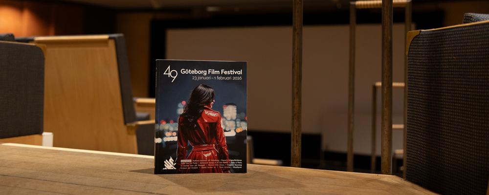 Programmet för Göteborg Film Festival fotograferat med stolar i Malmstensalen som bakgrund