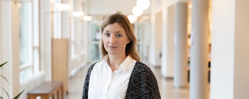 Frida i korridoren på skolan