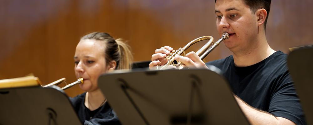 Två personer spelar trumpet