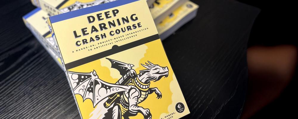 En trave böcker med titeln Deep learning crash course