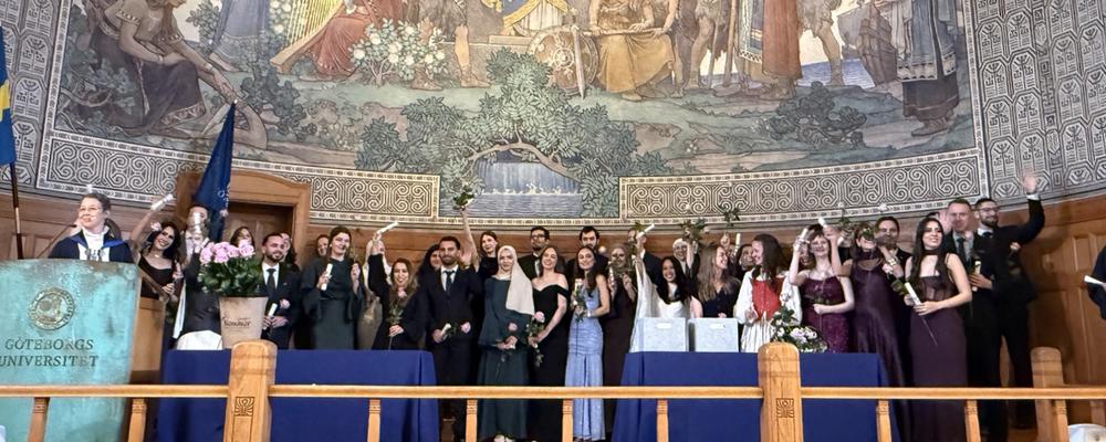 Firande tandläkarstudenter i aulan