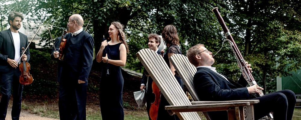 Flera personer i en park