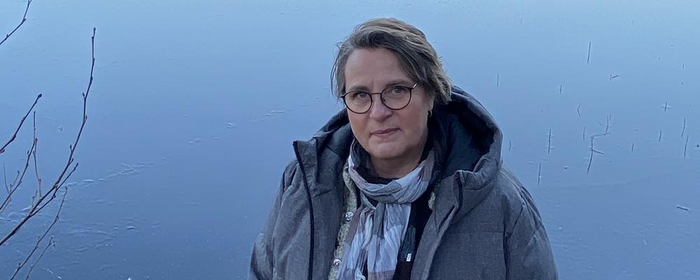 Doktorand Charlotte Lennartsson framför en sjö i höstväder