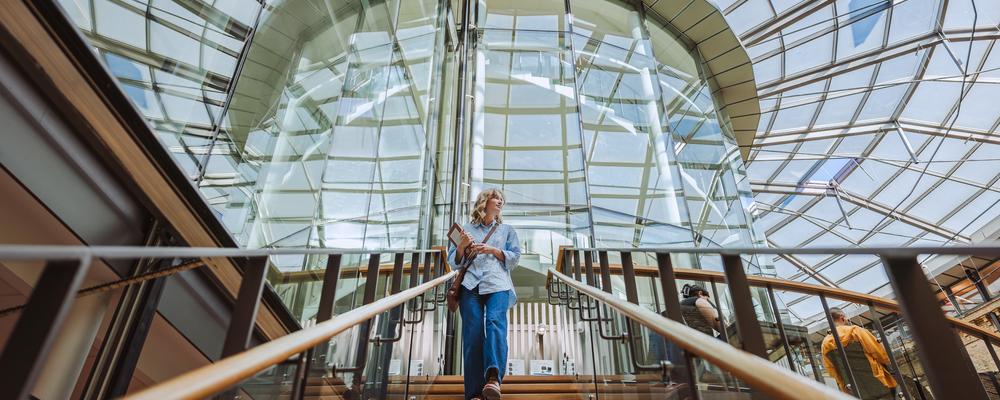 Student i en trappa i Pedagogens bibliotek