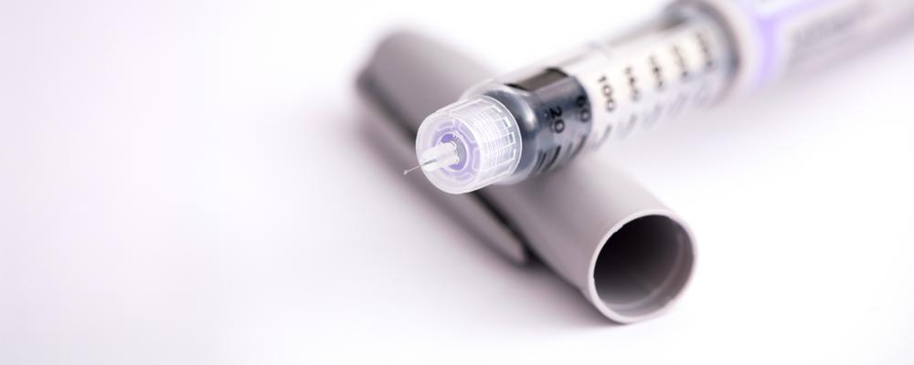 Förfylld injektionspenna för subkutan läkemedelsbehandling.