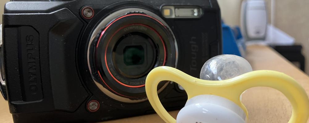 Bild på en kamera med en napp i förgrunden