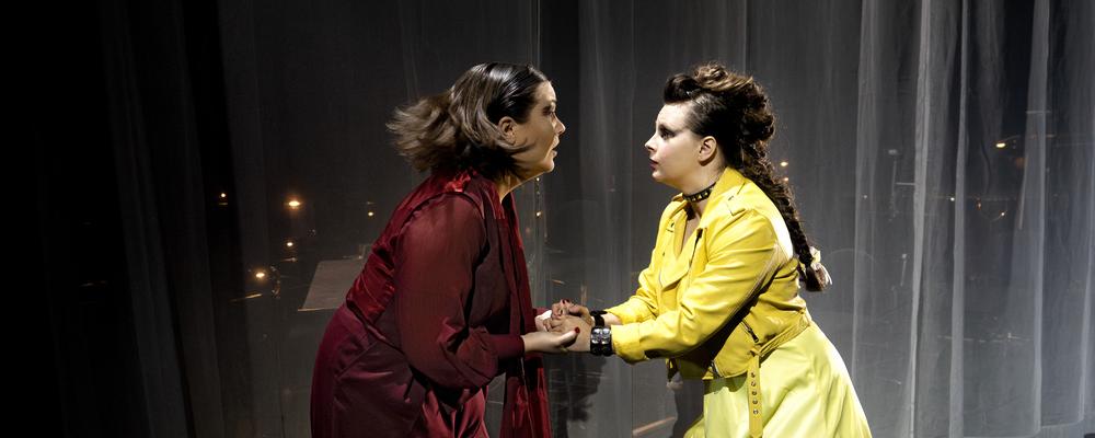 Två operasångare agerar på scen