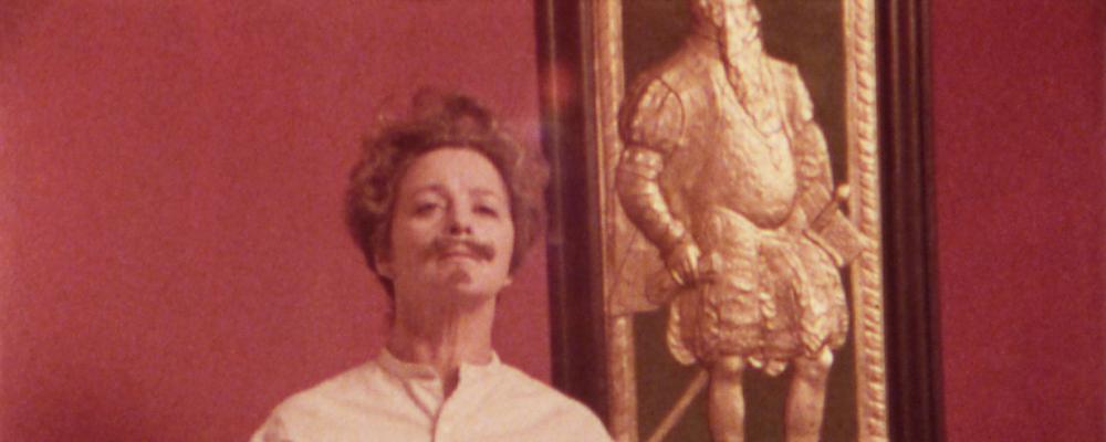 Kvinna iförd kostym och peruk