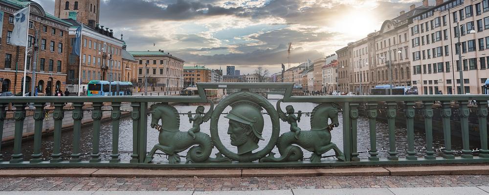 Bro i Göteborgs kanal, Göteborg Vatten, bro och äldre byggnader