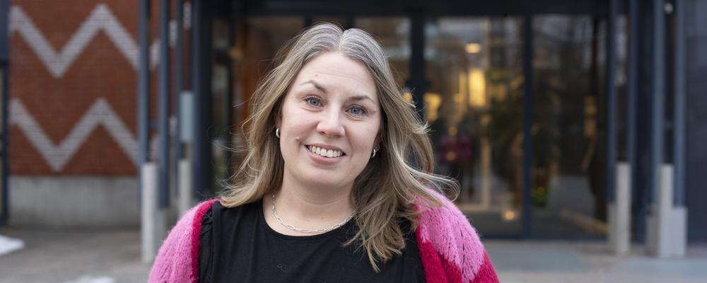 porträtt, blond kvinna, utomhus