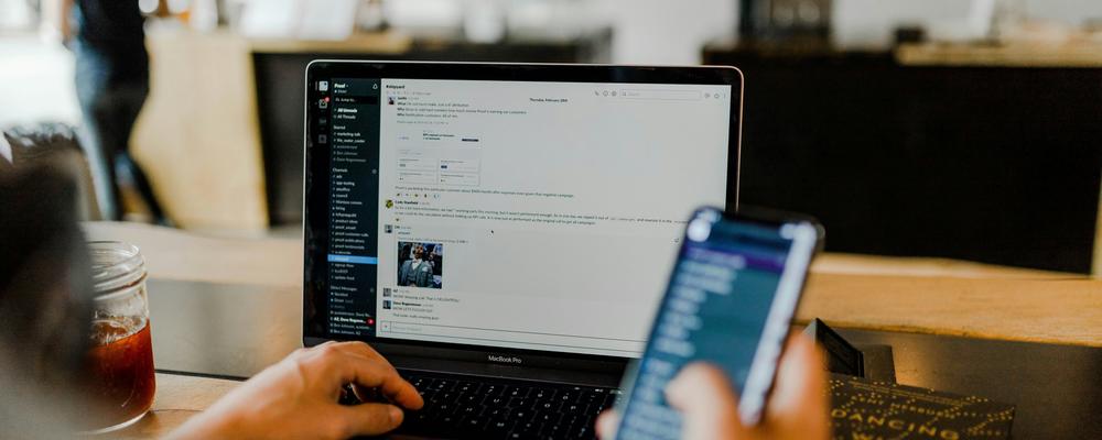 En person vid en dator.