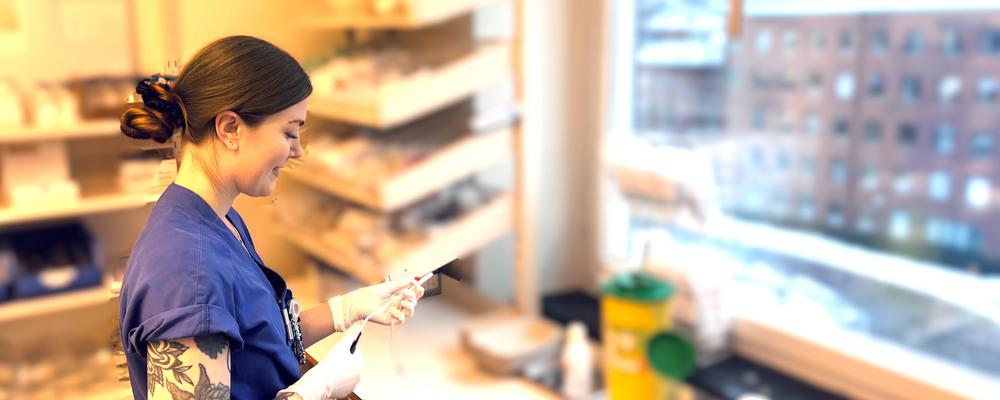 ung kvinna med vårdkläder förbereder cellgifter