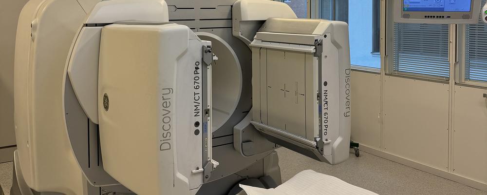 En apparat med en brits och en stor ring som omsluter huvuddelen