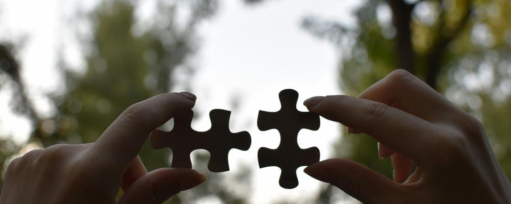 två pusselbitar som förs mot varandra